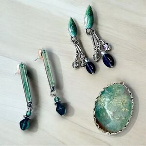 Jewellery set in sage green vintage 90’s 2 pair earrings and one pendant